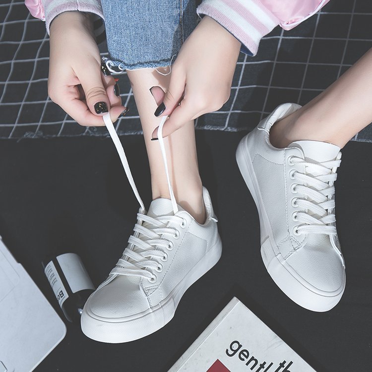 Flat bottom breathable shoes