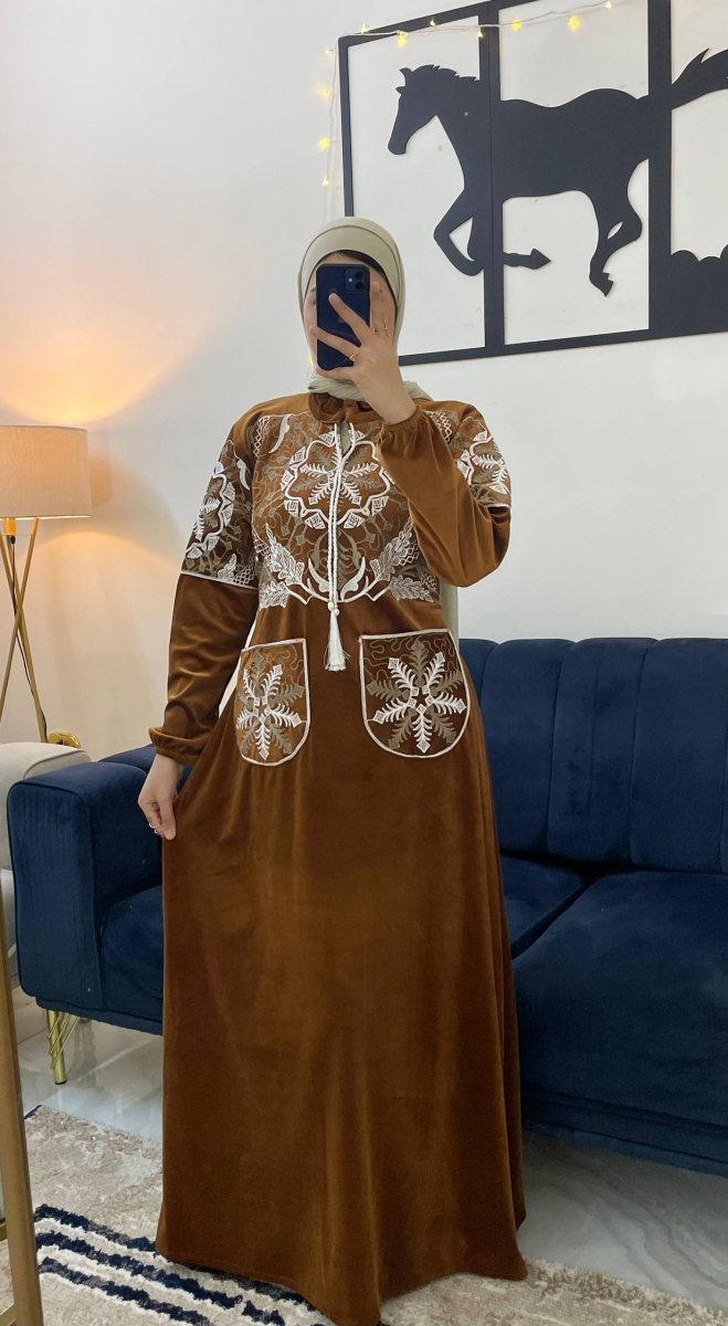 عباية قطيفة ناعمة بتصميم عملي ومريح للاستقبال - Eshtree