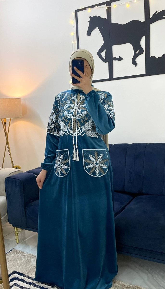 عباية قطيفة ناعمة بتصميم عملي ومريح للاستقبال - Eshtree