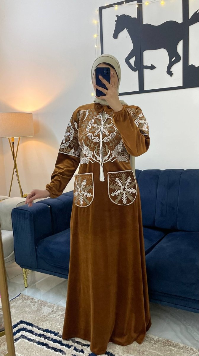 عباية قطيفة ناعمة بتصميم عملي ومريح للاستقبال - Eshtree