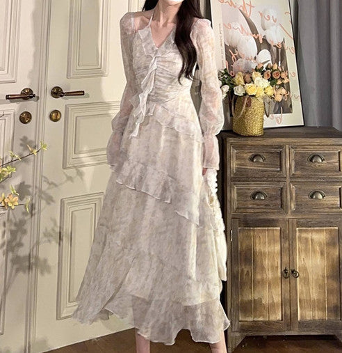 فساتين مزينة بكشكشة وزهور متناثرة وفتحة رقبة على شكل حرف V