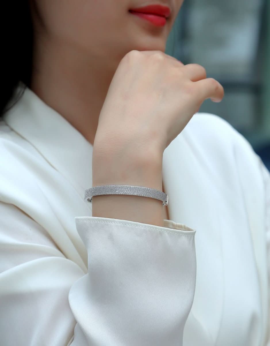 Set With Top - quality Moissanite, This Luxurious And Fashionable Light Luxury Jewelry Silver Bracelet Is Made Of S925 Silver Electroplated With Platinum - Eshtree