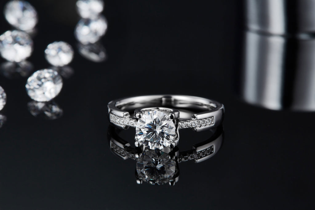 The Shield Of Light - A Wedding Ring Set With 1-carat Top-quality Moissanite S925 Silver And Platinum-plated Diamond. The Ring Can Be Inspected With A Diamond Pen