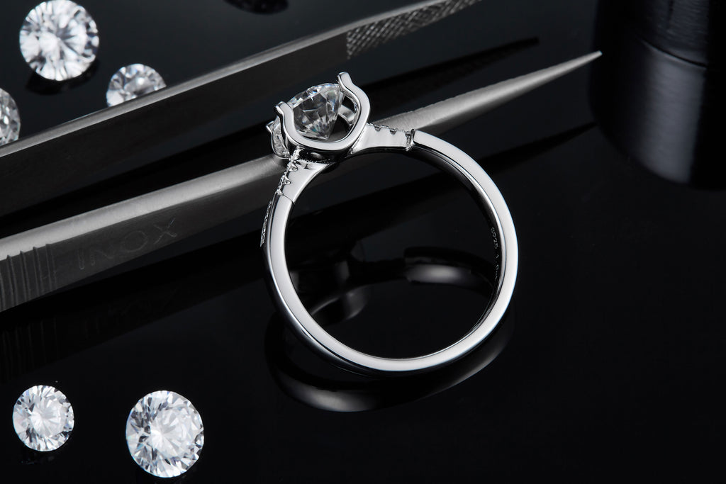The Shield Of Light - A Wedding Ring Set With 1-carat Top-quality Moissanite S925 Silver And Platinum-plated Diamond. The Ring Can Be Inspected With A Diamond Pen