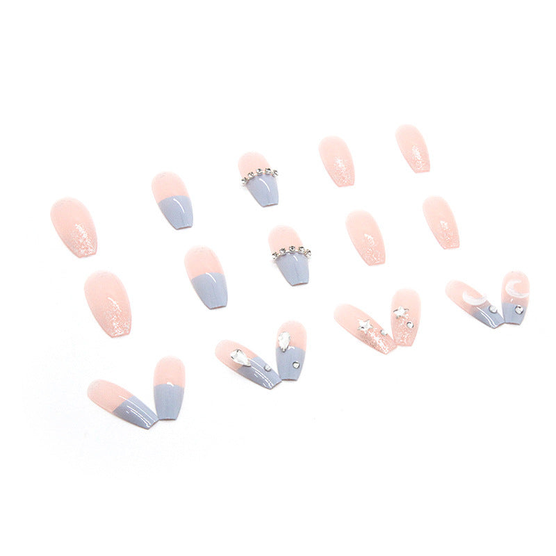 أظافر صناعية مزينة بالنجوم والقمر