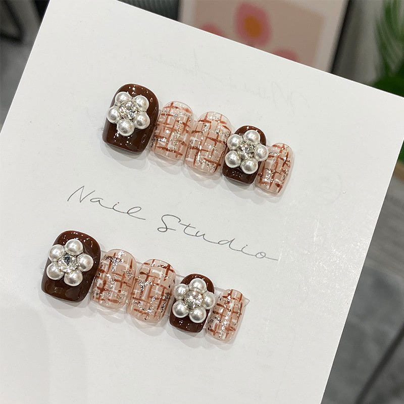 عروس رأس السنة الجديدة في الخريف والشتاء ترتدي رقعة أظافر مطلية