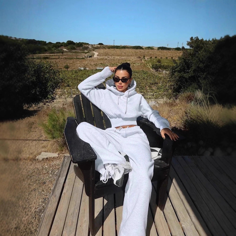 بدلة نسائية بأكمام طويلة ورقبة دائرية وبنطال بجيوب