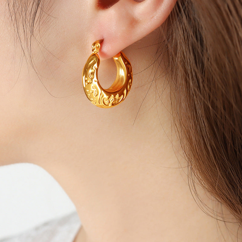Retro Asymmetric Gold Hoop Earrings With A Niche Design