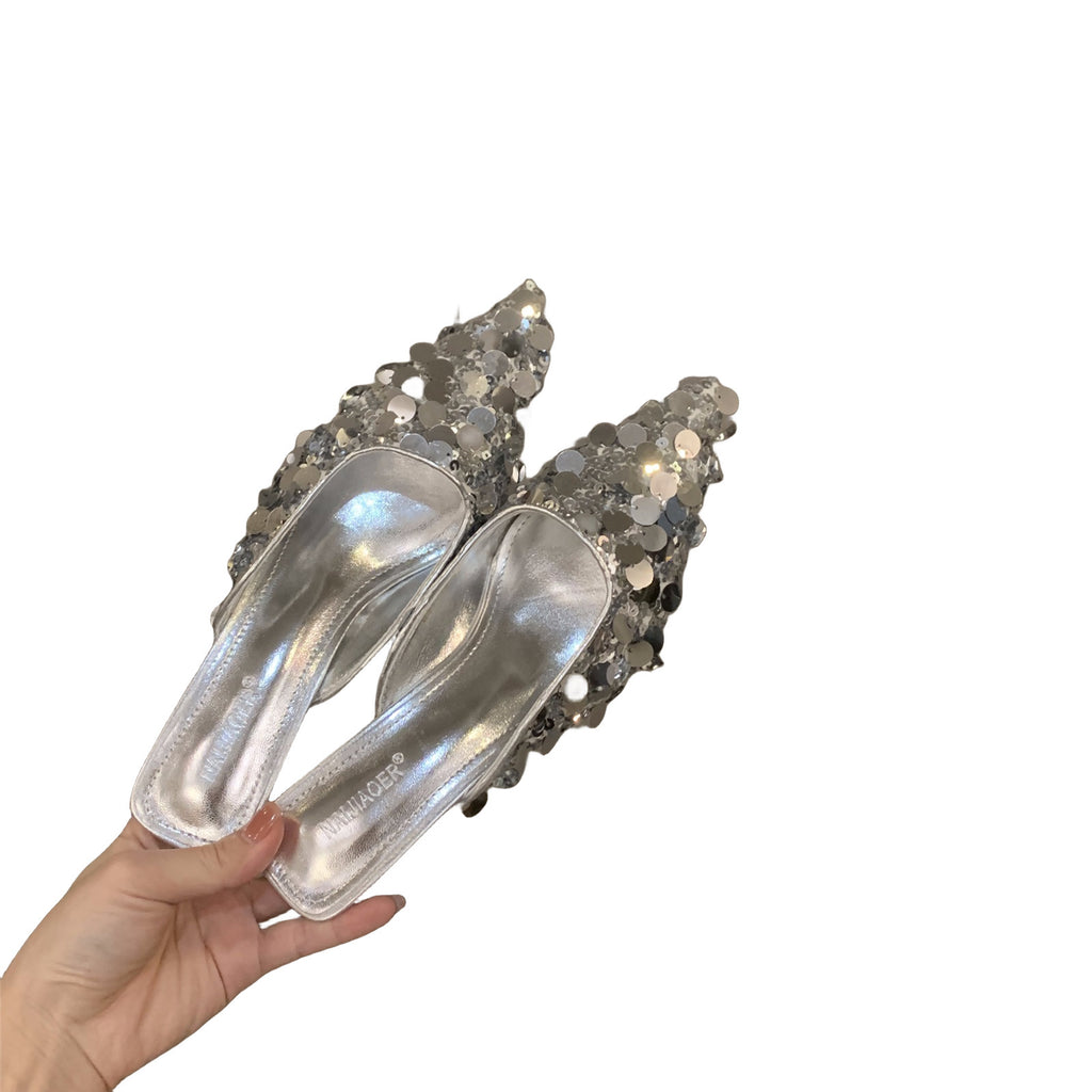 صندل فرنسي من الأقليات ذو كعب عالٍ فضي اللون ومقدمة مغلقة