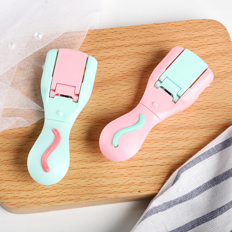 Portable mini eyelash curler