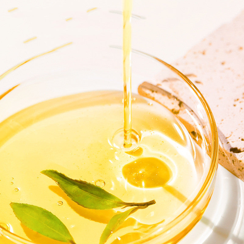 بلسم يُترك على الشعر لتحسين مظهر الشعر المجعد والجاف