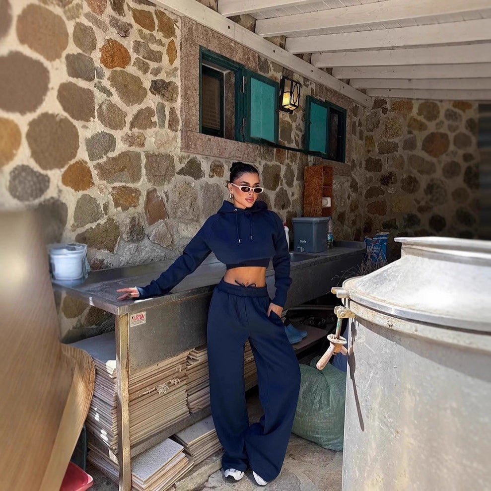 بدلة نسائية بأكمام طويلة ورقبة دائرية وبنطال بجيوب