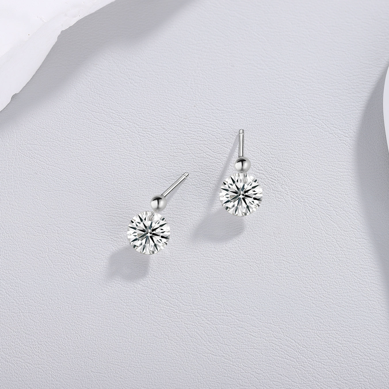 Top-quality Moissanite Luxury And Fashionable Light Luxury Jewelry Silver Stud Earrings S925 Silver Plated Platinum