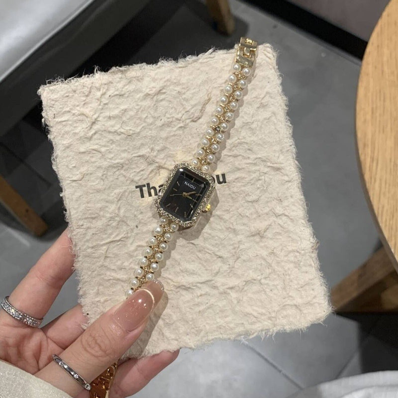 ساعة نسائية أنيقة بسوار من اللؤلؤ