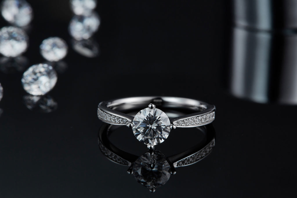 Moonlight City - A Wedding Ring Set With 1-carat Top-quality Moissanite S925 Silver And Platinum-plated Diamond. The Ring Can Be Inspected With A Diamond Pen
