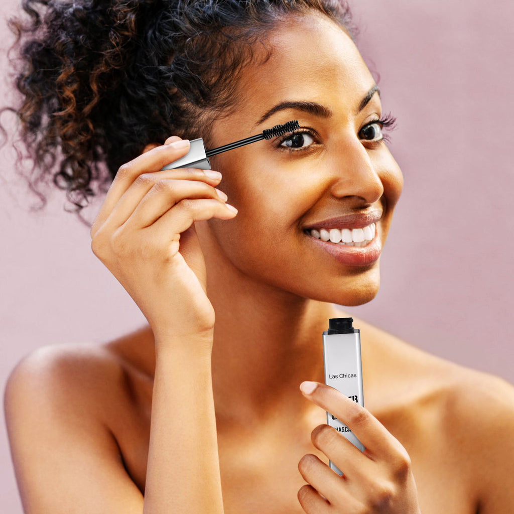 قطعتان من ماسكارا لاس تشيكاس السوداء المقاومة للماء، تدوم 12 ساعة، سعة 10 مل، تمنح الرموش كثافة فائقة وتطيلها، خالية من التكتلات، ومقاومة للزيوت.