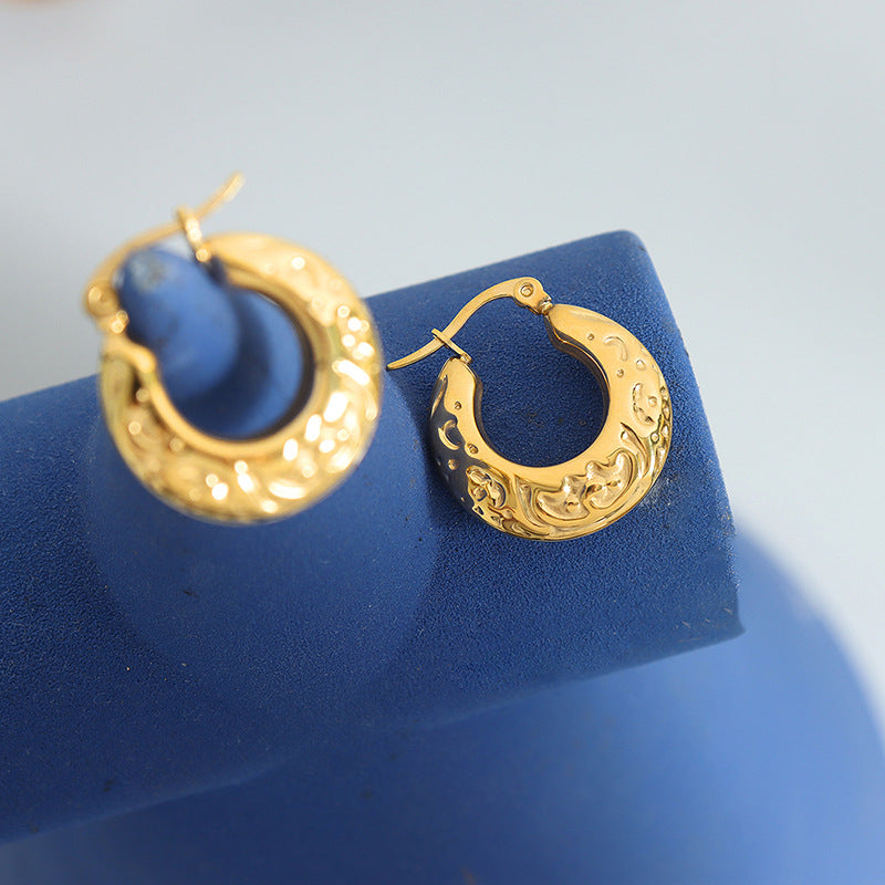 Retro Asymmetric Gold Hoop Earrings With A Niche Design