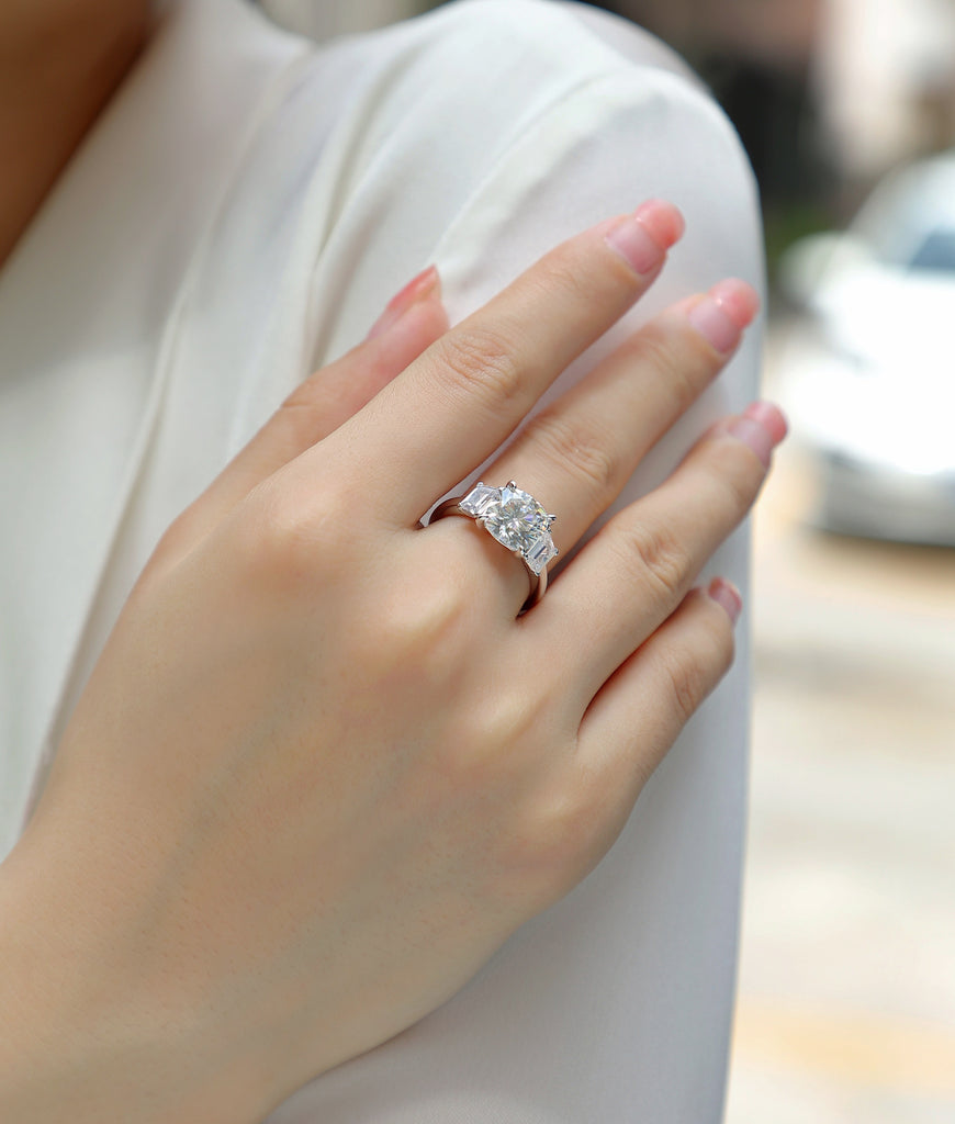 Search For A Wedding Ring Set With Top-quality Moissanite S925 Silver And Platinum-plated Diamond. The Ring Can Be Inspected With A Diamond Pen