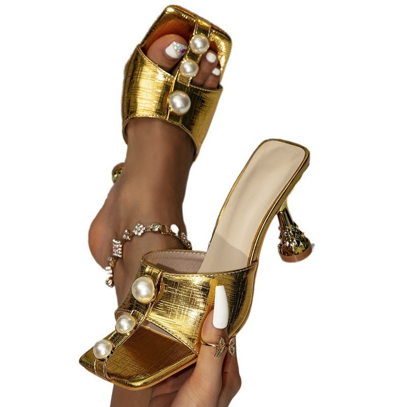 صندل أنيق وجذاب بكعب عالٍ ومقدمة مربعة مطلية بالكهرباء