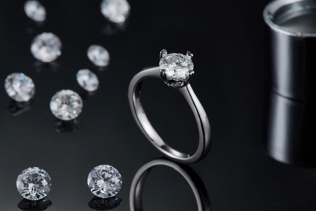 A Heart-stirring Kiss - A Wedding Ring Set With 1-carat Top-quality Moissanite S925 Silver And Platinum-plated Diamond. The Ring Can Be Inspected With A Diamond Pen