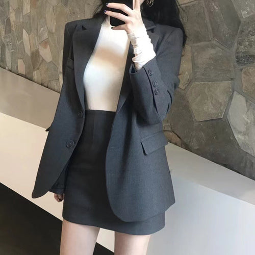 طقم ضيق من بلوزة قصيرة بخصر عالٍ وتنورة قصيرة