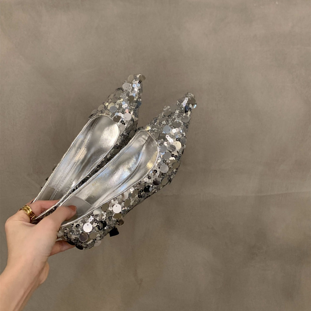 صندل فرنسي من الأقليات ذو كعب عالٍ فضي اللون ومقدمة مغلقة