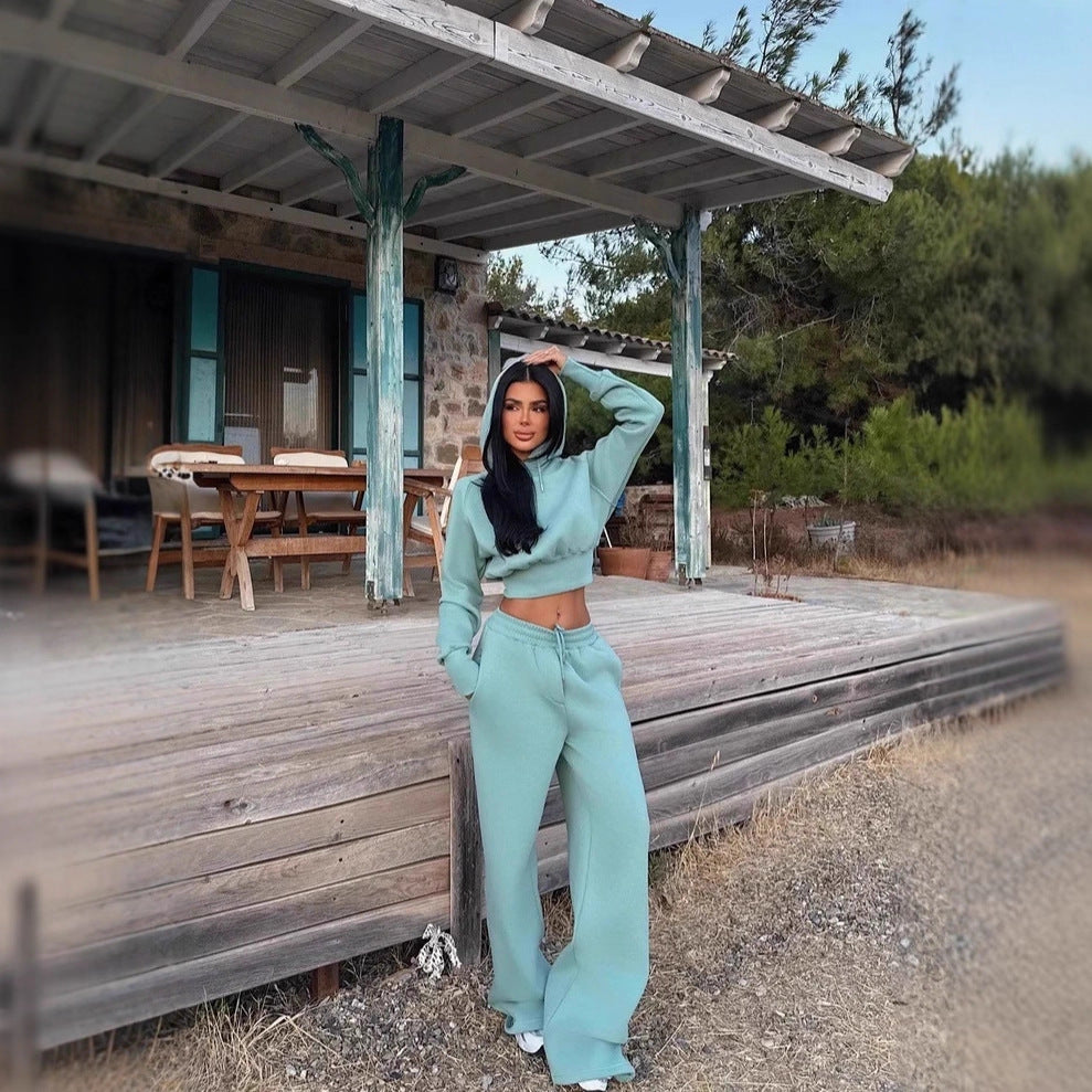 بدلة نسائية بأكمام طويلة ورقبة دائرية وبنطال بجيوب