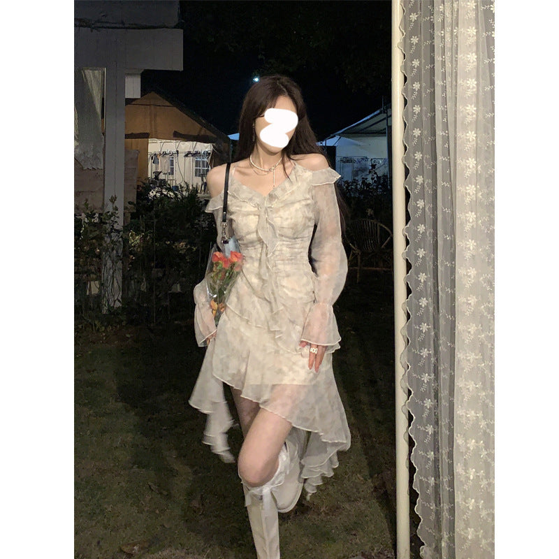 فساتين مزينة بكشكشة وزهور متناثرة وفتحة رقبة على شكل حرف V