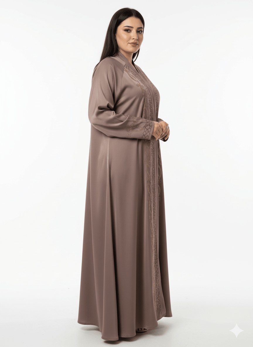 عباية حرير سواريه بتطريز ناعم وقصّة انسيابية - Eshtree