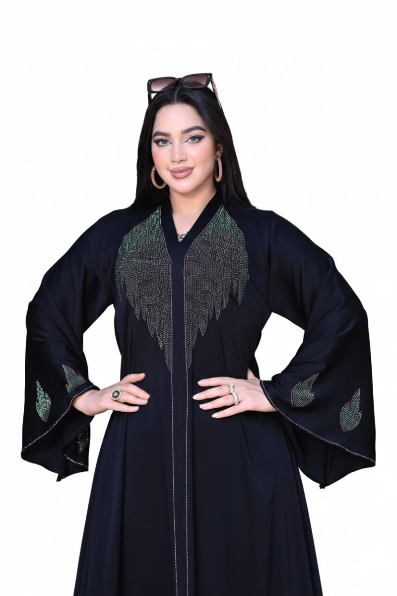 عباية كريب حرير مطرزة بتفاصيل لامعة وقصّة واسعة - Eshtree