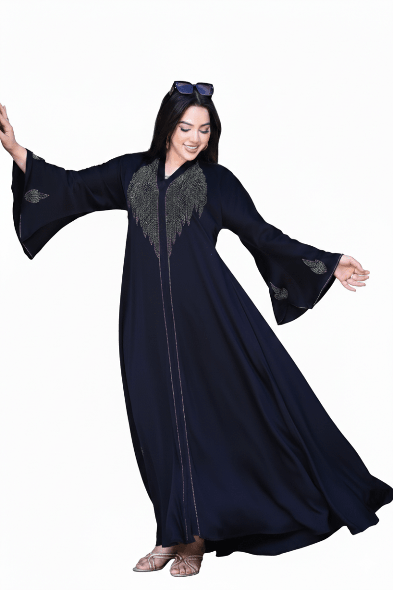 عباية كريب حرير مطرزة بتفاصيل لامعة وقصّة واسعة - Eshtree