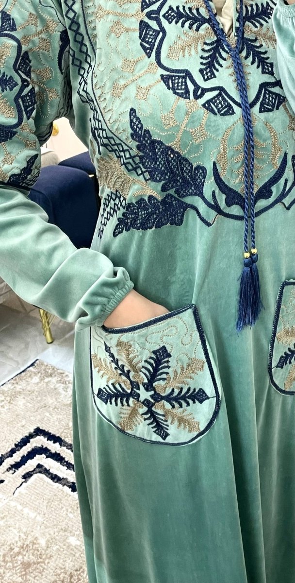 عباية قطيفة ناعمة بتصميم عملي ومريح للاستقبال - Eshtree