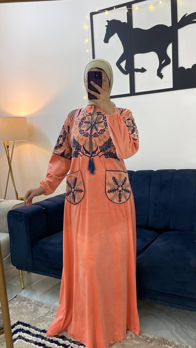 عباية قطيفة ناعمة بتصميم عملي ومريح للاستقبال - Eshtree