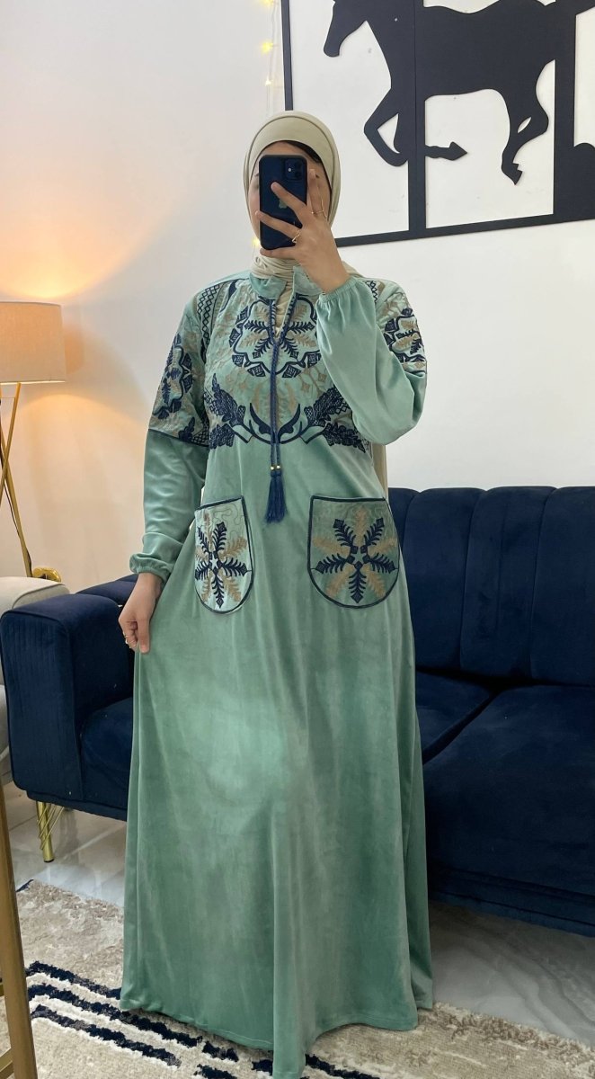 عباية قطيفة ناعمة بتصميم عملي ومريح للاستقبال - Eshtree