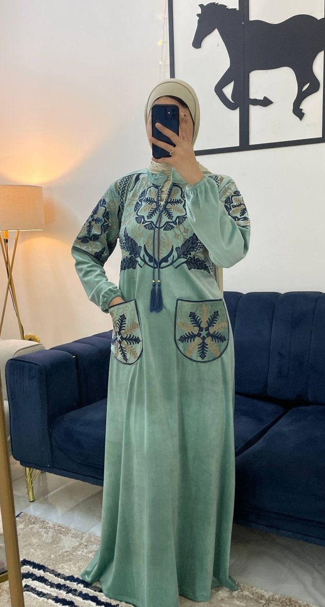 عباية قطيفة ناعمة بتصميم عملي ومريح للاستقبال - Eshtree