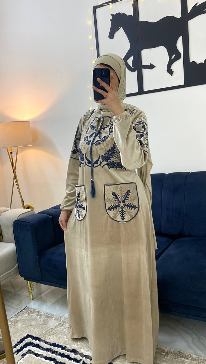 عباية قطيفة ناعمة بتصميم عملي ومريح للاستقبال - Eshtree