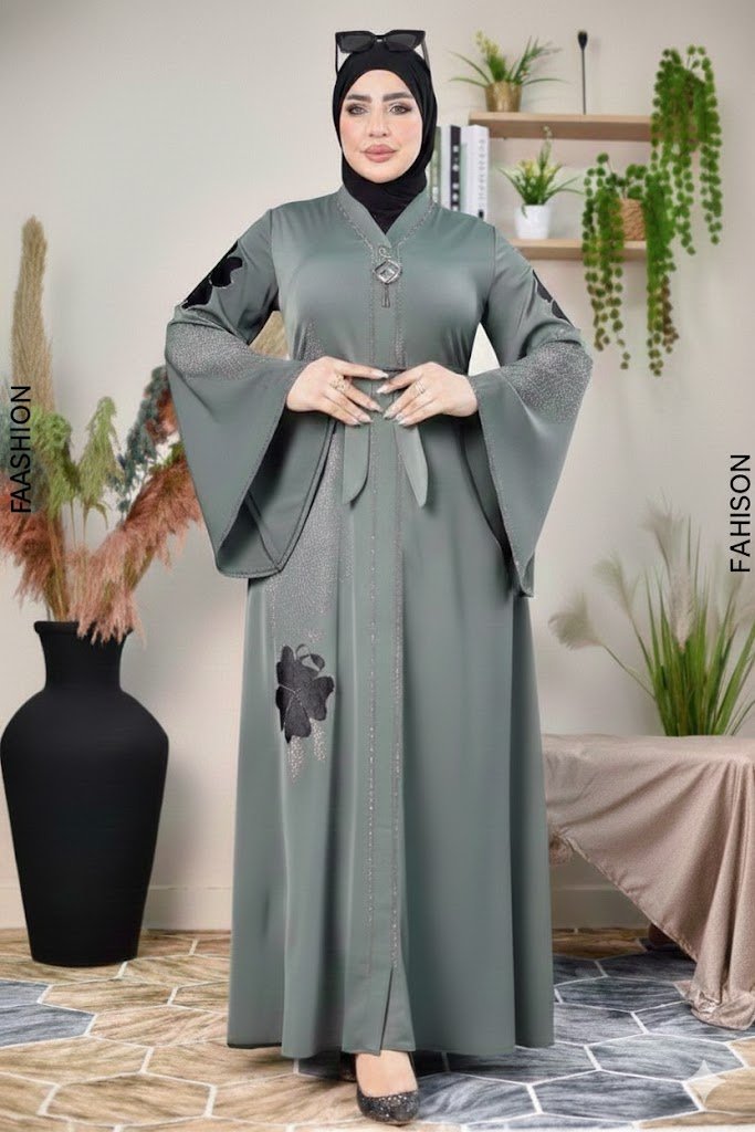 عباية ملونة أنيقة بتفاصيل فنية وعصرية - Eshtree