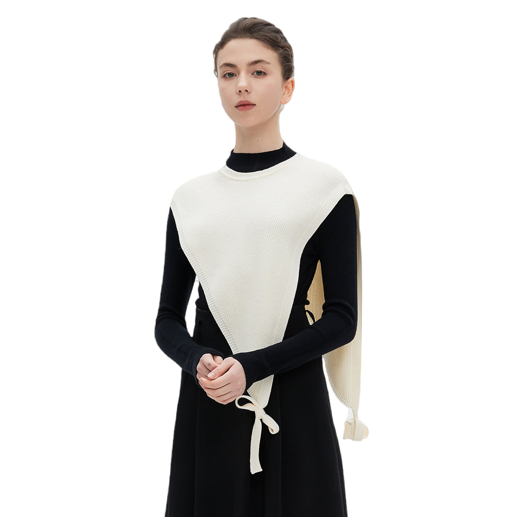 قميص خارجي رقيق بأكمام قصيرة وشال محبوك مثلث الشكل