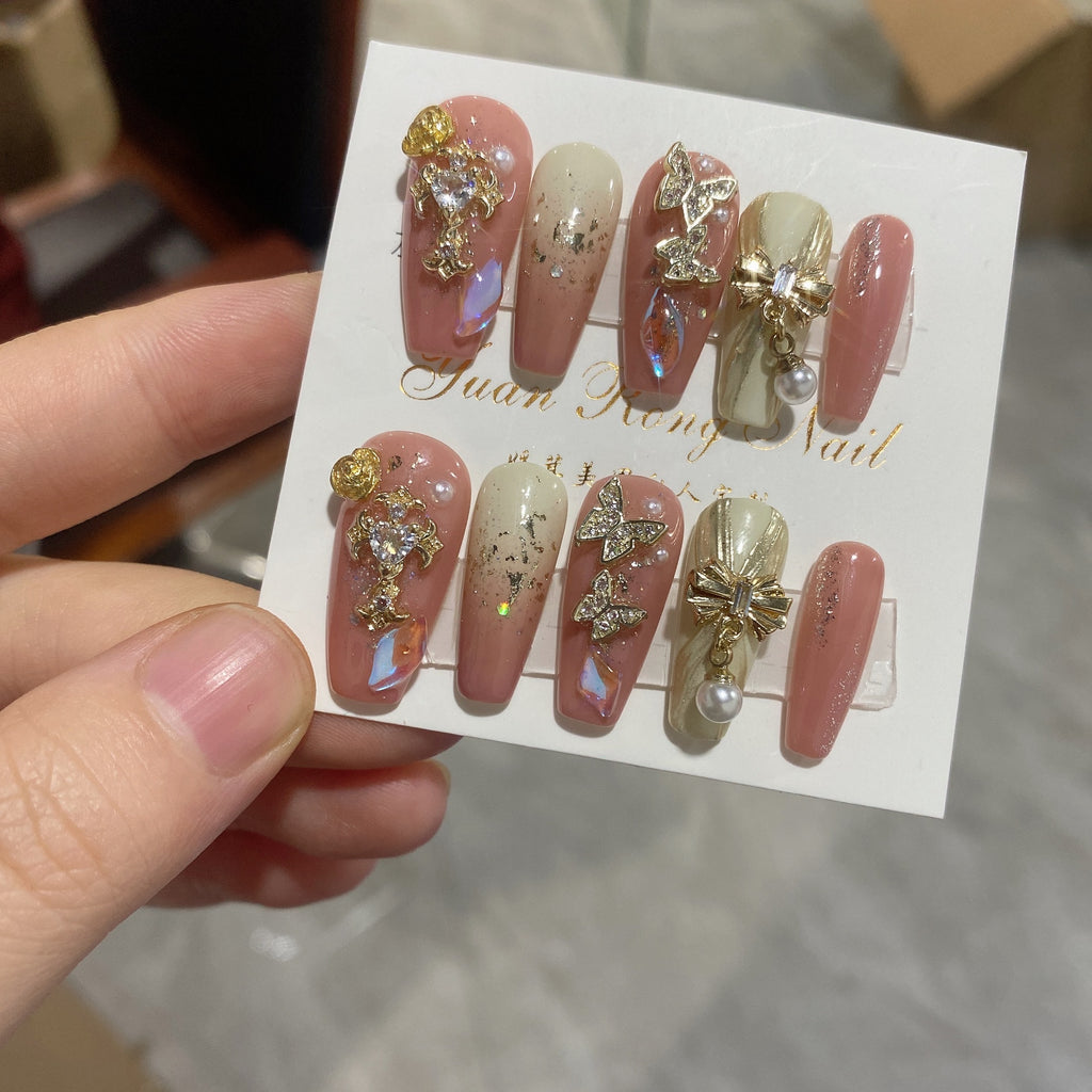 يمكن إزالة رقعة الأظافر الاصطناعية باستخدام الفراشة