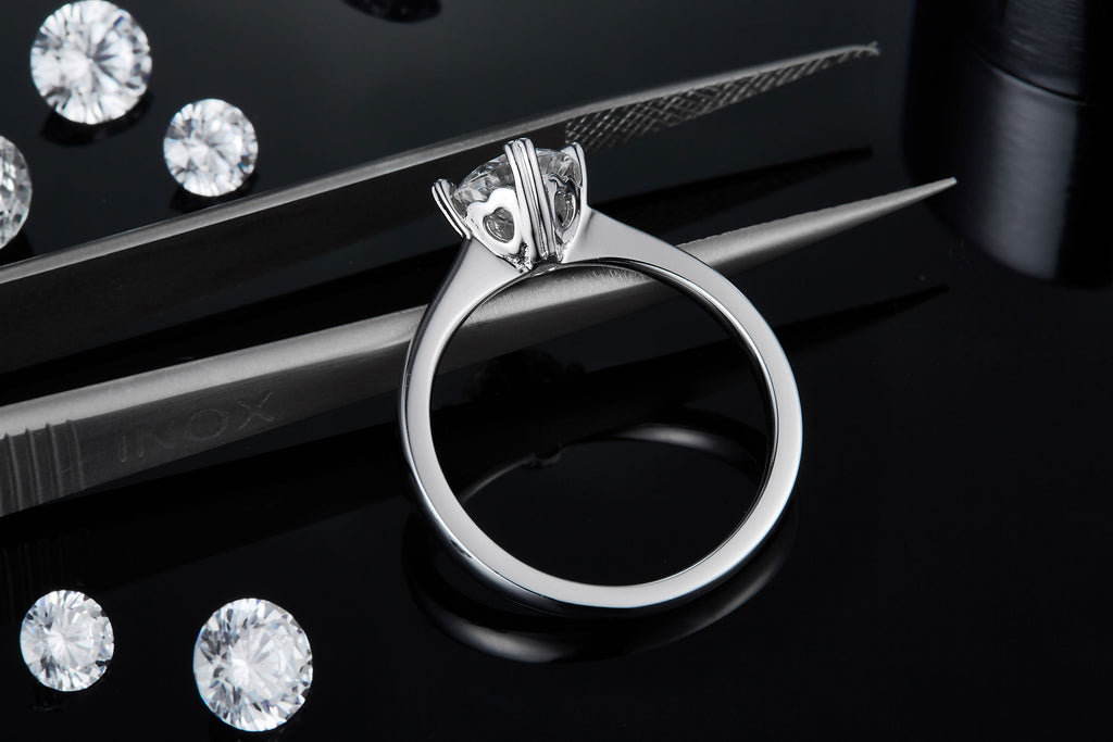 A Heart-stirring Kiss - A Wedding Ring Set With 1-carat Top-quality Moissanite S925 Silver And Platinum-plated Diamond. The Ring Can Be Inspected With A Diamond Pen