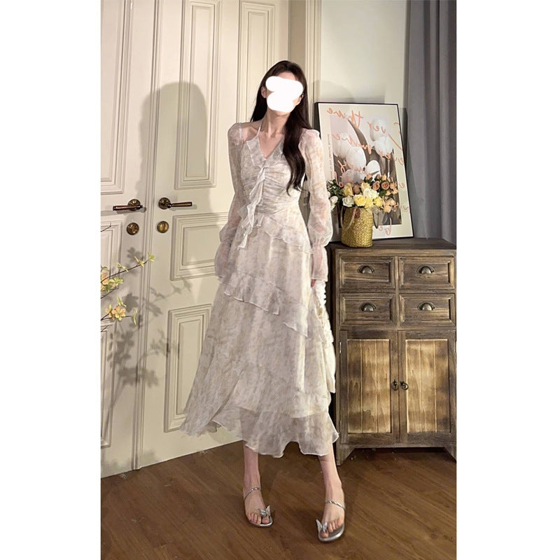 فساتين مزينة بكشكشة وزهور متناثرة وفتحة رقبة على شكل حرف V