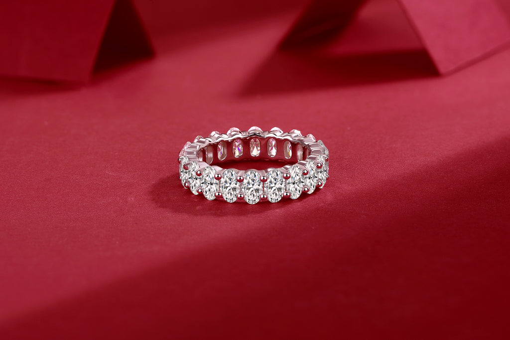 Luo Shen - A Wedding Ring Set With Top-quality Egg-shaped Moissanite S925 Silver And Platinum-plated Diamond. The Ring Can Be Inspected With A Diamond Pen