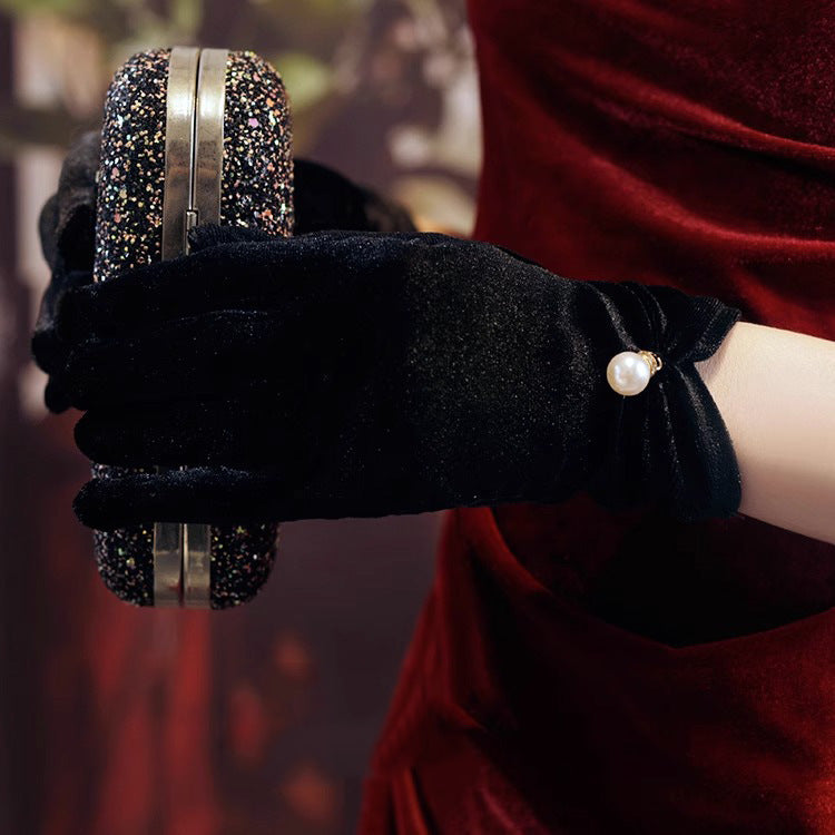 قفازات قصيرة من الساتان الأسود مع لؤلؤ