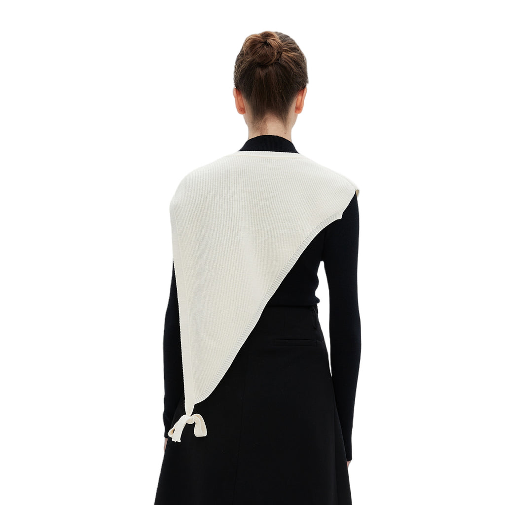 قميص خارجي رقيق بأكمام قصيرة وشال محبوك مثلث الشكل