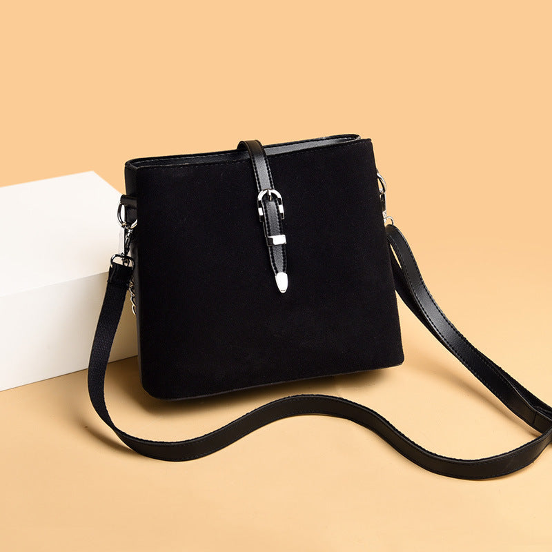 حقيبة أنيقة بكتف واحد مائلة