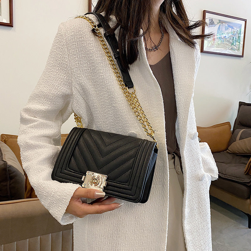 حقيبة كتف نسائية مزينة بسلسلة مرصعة بالألماس