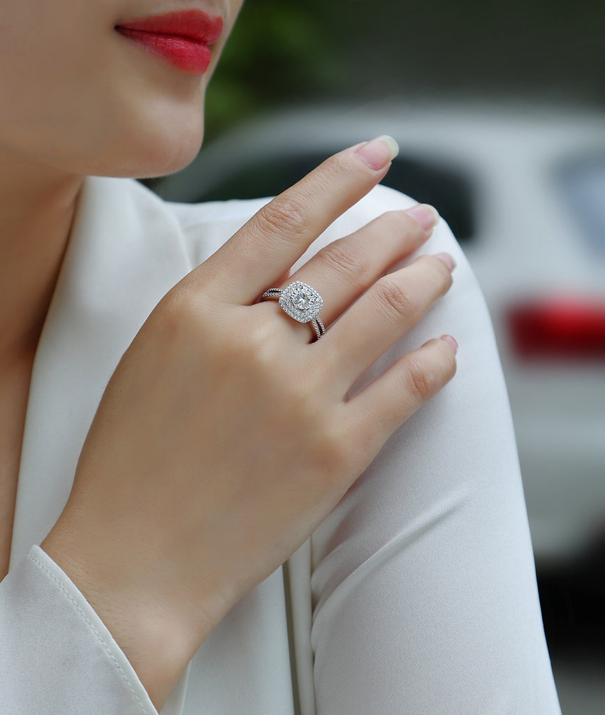 Sweet Holiday - A Wedding Ring Set With 1-carat Top-quality Moissanite S925 Silver And Platinum-plated Diamond. The Ring Can Be Inspected With A Diamond Pen