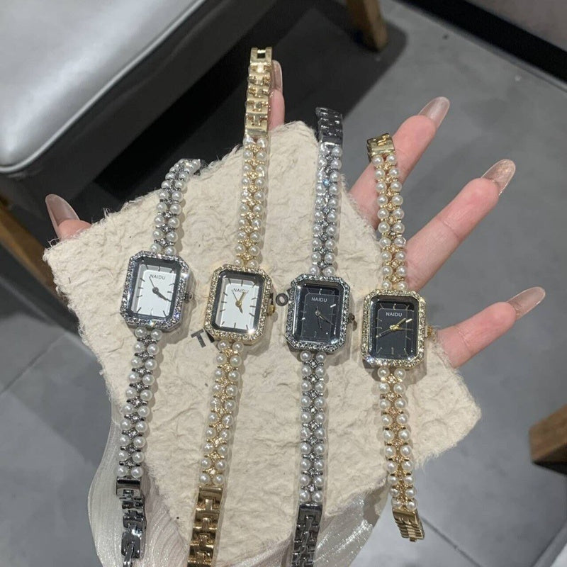 ساعة نسائية أنيقة بسوار من اللؤلؤ