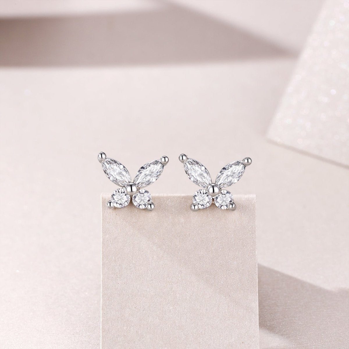Top - quality Moissanite Luxury And Fashionable Light Luxury Jewelry Silver Stud Earrings S925 Silver Plated Platinum - Eshtree