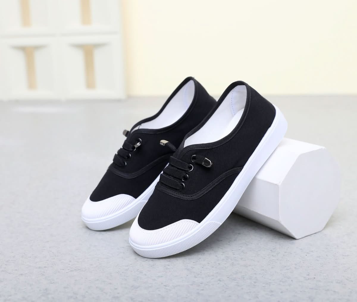 Womens Versatile White Canvas Shoes Student - friendly Flat - soled Sneakers - Eshtree